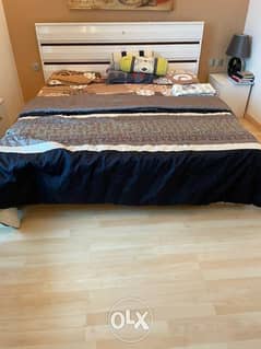 Selling king size bed with Mattress 0