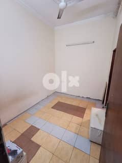 small flat for rent near alosra restaurant Muharraq شقة صغيرةبالمحرق