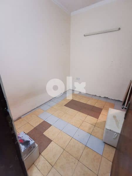 small flat for rent near alosra restaurant Muharraq شقة صغيرةبالمحرق 1